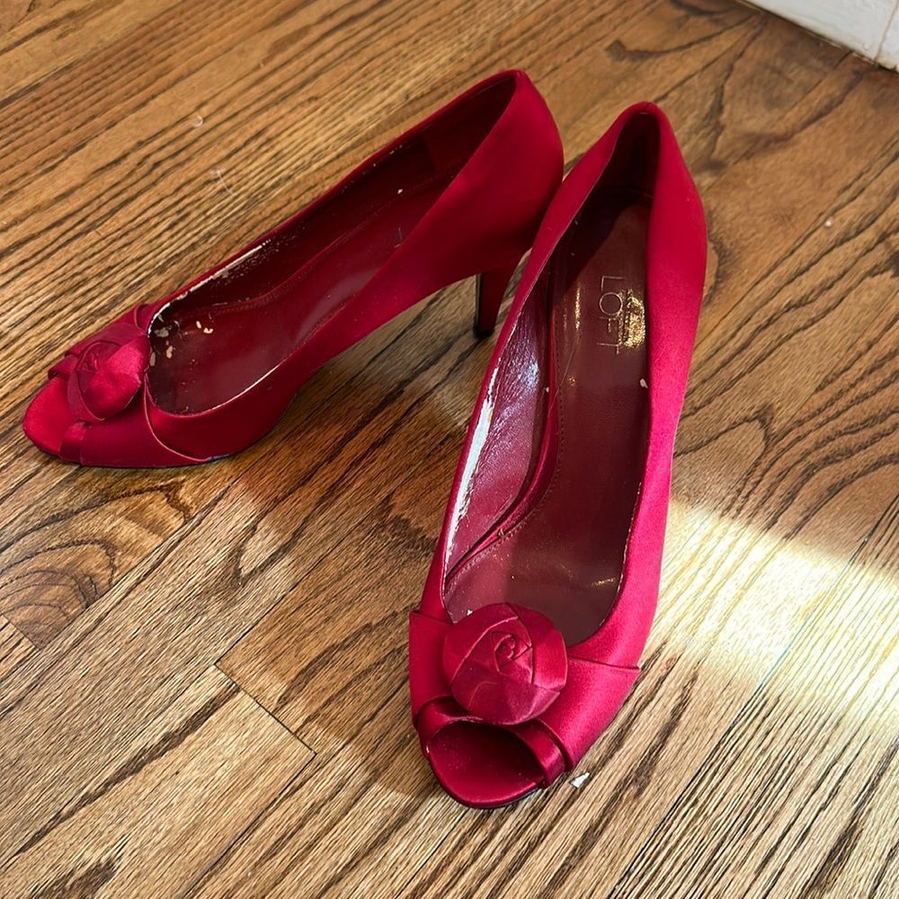 Rosette satin red pumps size 9.5
